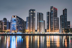 现代化江滨城市高楼大厦夜景摄影图片